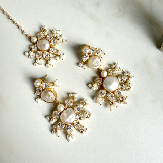 Aarvi Mother Of Pearl 
Tika Set