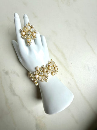 Mehrunsia White Bracelet Set